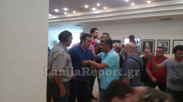 Λαμία: Επεισόδια ξανά στο Δημοτικό Συμβούλιο – Πρόταση μομφής προς τον Πρόεδρο (εικόνες, βίντεο)
